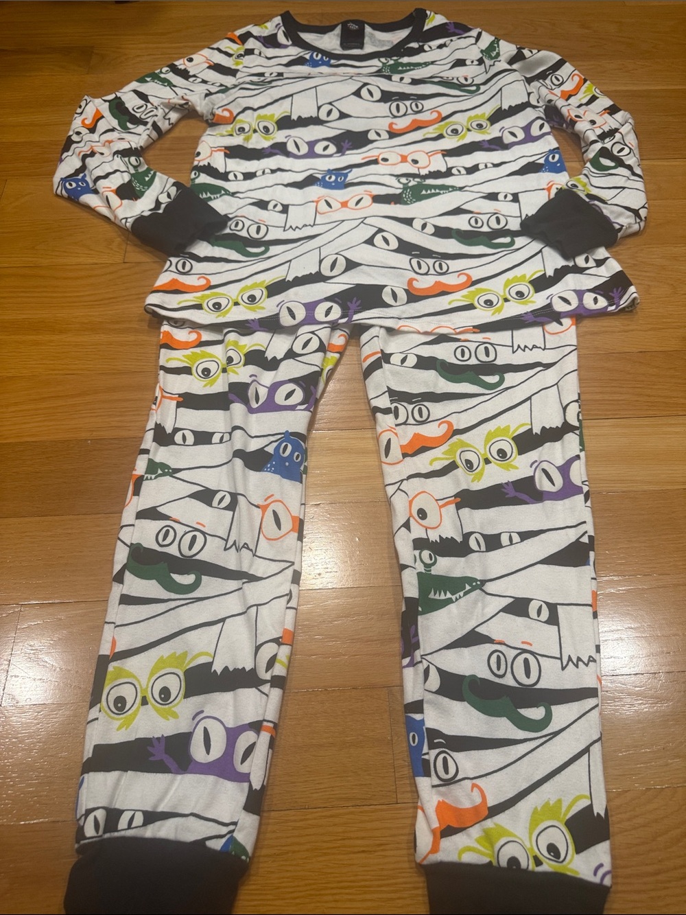 HYDE and EEK women’s Halloween pajamas set size medium.